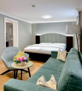 salon z kanapą i łóżkiem w obiekcie Hotel Elefant w mieście Salzburg