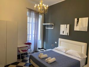 A bed or beds in a room at Manì Rooms