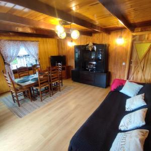 sala de estar con cama y comedor en Domek na Skarpie Łutynowo gmina Olsztynek en Olsztynek