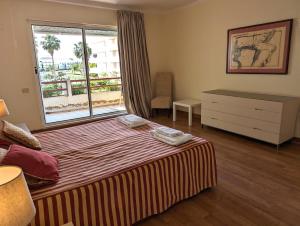 1 dormitorio con 1 cama con 2 toallas en Vilamoura House en Vilamoura
