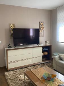 Televízia a/alebo spoločenská miestnosť v ubytovaní Apartments Luana with private jacuzzi