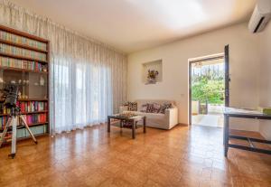 ein Wohnzimmer mit einem Sofa und einem Tisch in der Unterkunft La Terrazza di Valeria in SantʼAgata sui Due Golfi
