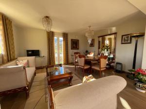 Μια τηλεόραση ή/και κέντρο ψυχαγωγίας στο Samorinha House