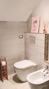 Un baño con un inodoro blanco y un lavabo. en La Petite - Certaldo, en Certaldo