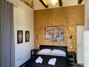 A bed or beds in a room at Manì Rooms