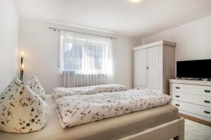 a bedroom with a bed and a dresser at Ferienwohnung Rothmund in Überlingen