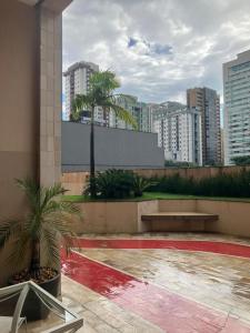 un edificio con una palma in una città di Apart Hotel Guignard a Belo Horizonte