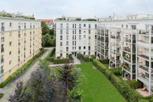 un complejo de apartamentos con césped entre dos edificios en Courtyard by Marriott Munich City East, en Múnich