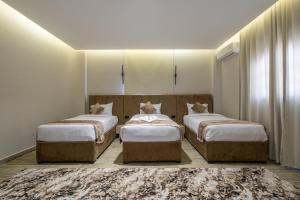 2 camas en una habitación con alfombra en Golden House en El Cairo