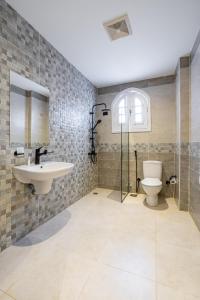 een badkamer met een wastafel en een toilet bij Golden House in Caïro