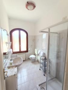 bagno con lavandino, doccia e servizi igienici di Appartamenti Villa Chiara a Imperia