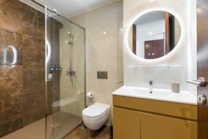 e bagno con servizi igienici, lavandino e doccia. di Viravento - Guesthouse & Creative Space a Espinho