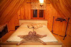 una camera da letto con due persone sdraiate su un letto di Chata Molik a Lom nad Rimavicou