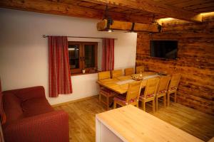 comedor con mesa de madera y sillas en Chata Molik, en Lom nad Rimavicou