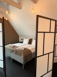 Postel nebo postele na pokoji v ubytování VISIONHOUSE Hotel