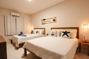 Tempat tidur dalam kamar di Flat 01 · Flats Japaratinga1- 200m da praia cozinha completa
