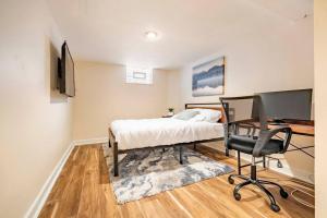 una camera con letto, scrivania e sedia di A modern suite nestled in a peaceful neighborhood a Philadelphia