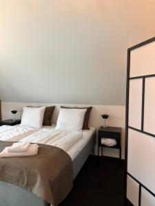 Postel nebo postele na pokoji v ubytování VISIONHOUSE Hotel