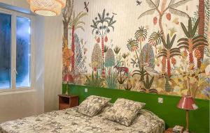 - une chambre avec un lit et un papier peint floral dans l'établissement Nice Home In Gans With Kitchen, à Gans