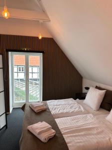 Postel nebo postele na pokoji v ubytování VISIONHOUSE Hotel