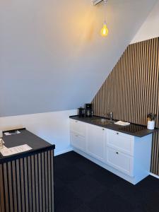 Kuchyň nebo kuchyňský kout v ubytování VISIONHOUSE Hotel