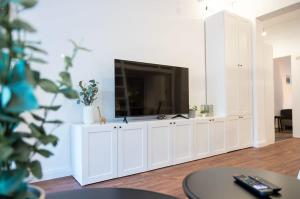 Televisyen dan/atau pusat hiburan di Shabby Chic Apartment in ideal Location