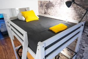 Katil atau katil-katil dalam bilik di Shabby Chic Apartment in ideal Location +16 gambar