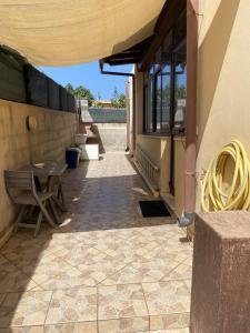 korytarz budynku ze stołem i ławkami w obiekcie Frichi house w mieście Lampedusa