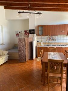 kuchnia i jadalnia ze stołem i kanapą w obiekcie Frichi house w mieście Lampedusa
