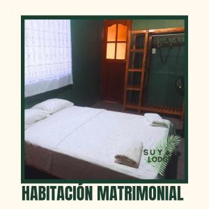 a bed in a room with a sign that says mitigationmatyrinth at hotel Suyay Lodge Tarapoto in Tarapoto