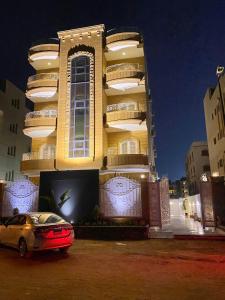 un edificio con un coche aparcado delante de él en Golden House en El Cairo