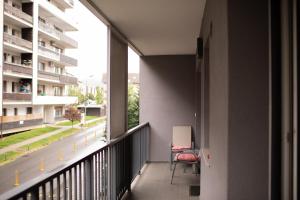 d'un balcon avec une chaise et une vue sur la rue. dans l'établissement Aria Sophia, à Cluj-Napoca