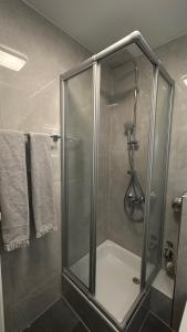 eine Dusche mit Glastür im Bad in der Unterkunft Luxus-Flat Wohnung-Hanau/Frankfurt in Hanau am Main