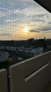 Blick auf den Sonnenuntergang von einem Fenster eines Gebäudes in der Unterkunft Luxus-Flat Wohnung-Hanau/Frankfurt in Hanau am Main
