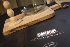 Certifikát, hodnocení, plakát nebo jiný dokument vystavený v ubytování Jambon