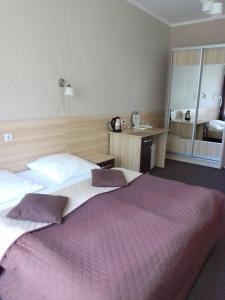 um quarto de hotel com duas camas e um espelho em Hostel Iskra em Lviv