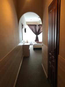 pasillo con una habitación con cama y ventana en Hostel Iskra, en Leópolis