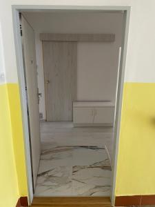 una habitación vacía con una puerta y una pared amarilla en Luxury apartmán v centru Ostravy en Moravská Ostrava