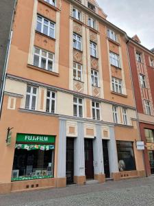 un gran edificio en una calle de la ciudad con una tienda en Luxury apartmán v centru Ostravy en Moravská Ostrava