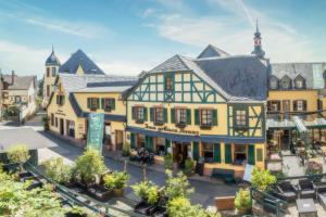 an overhead view of a building in a town at Weinhotel des Riesling Zum Grünen Kranz in Rüdesheim am Rhein