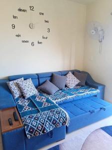 eine blaue Couch in einem Wohnzimmer mit Berechnungen an der Wand in der Unterkunft Lasriena Ras Sedr-Family Only in Ras Sudr