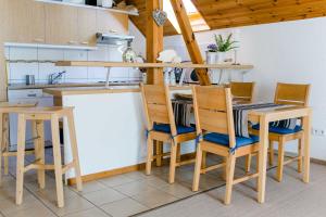 een keuken met een tafel en stoelen in een kamer bij Haus Christof 