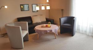 ein Wohnzimmer mit einem Sofa, 2 Stühlen und einem Tisch in der Unterkunft Haus Christof 