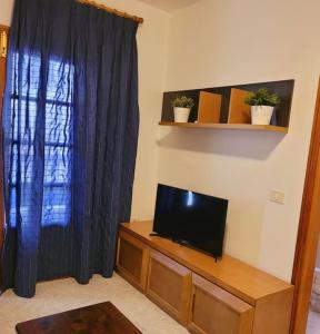 una sala de estar con TV de pantalla plana en una cómoda en Casa Pancho Lanzarote en Playa Honda