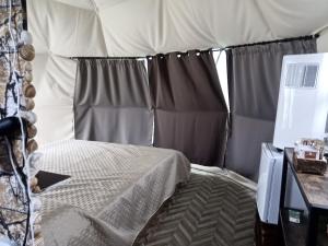 1 dormitorio con 1 cama en una tienda de campaña en Podere Kiri Dome Experience, en Decimomannu
