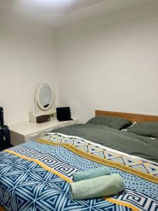 een slaapkamer met een bed met een spiegel erop bij Bat Yam Garden in Bat Yam