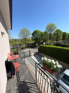 洛納托的住宿－Garda Flow Holiday Home，阳台配有桌椅和鲜花。