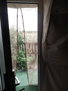 una puerta abierta con vistas a un patio en Podere Kiri Dome Experience, en Decimomannu