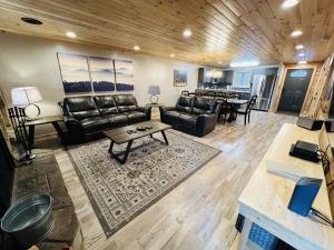 a living room with leather furniture and a table at Dolly's Lodge # 3 condo in Sevierville