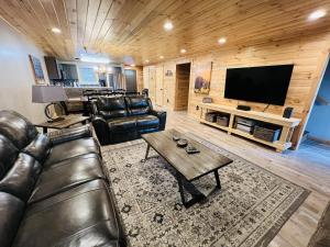 a living room with leather furniture and a flat screen tv at Dolly's Lodge # 3 condo in Sevierville